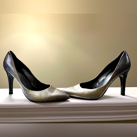 Nine West high heel shoe in subdued gold snake detail. Classic and sexy ! - Picture 1 of 8
